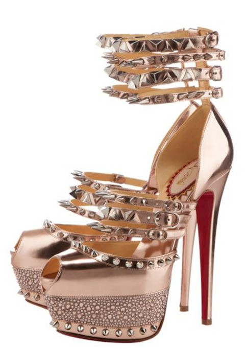 Những mẫu sandal lạ mắt, cá tính, với đinh tán kim loại Những mẫu sandal lạ mắt, cá tính, với đinh tán kim loại