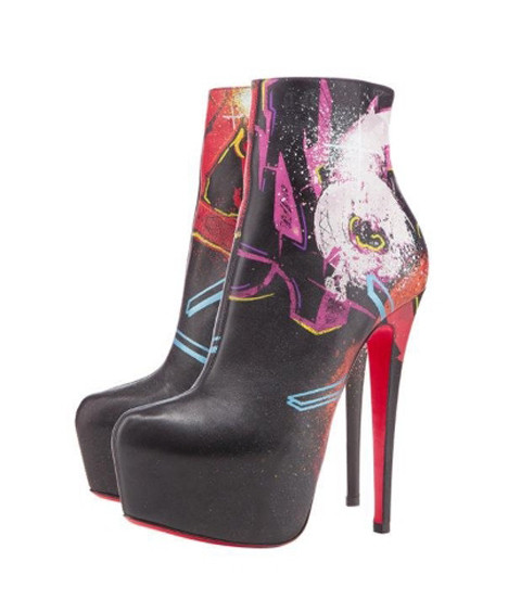 Họa tiết lạ mắt và cá tính tăng phần độc đáo cho đôi boot quen thuộc của Christian Louboutin. Họa tiết lạ mắt và cá tính tăng phần độc đáo cho đôi boot quen thuộc của Christian Louboutin.