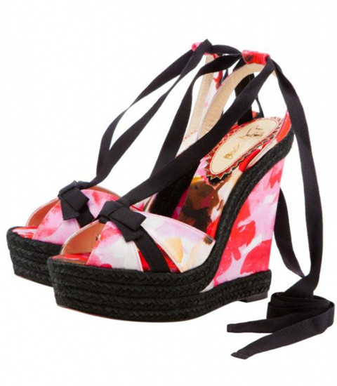 Đế xuồng với họa tiết hoa nổi bật. Đế xuồng với họa tiết hoa nổi bật.