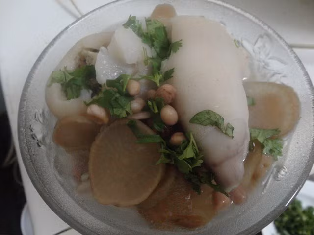 5. Chân giò hầm đậu phộng: 2 thìa lớn đậu phộng, 1 cái chân giò, 1 thìa rượu vang, chút gia vị... cho tất cả vào nồi hầm nhừ. Đậu phộng có chứa axit béo không bão hòa có thể thúc đẩy tế bào ngực phát triển. Móng giò có chứa protein động vật, tác dụng thúc đẩy việc tiết ra kích thích tố nữ.