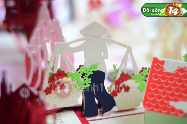 Nhưng các bạn yên tâm, dù là handmade hay khắc laze chúng cũng đều đẹp như nhau thôi. Giá cả của loại thiệp này có giá từ 45 nghìn đến 120 nghìn phụ thuộc vào độ lớn, mức tinh xảo của từng loại.