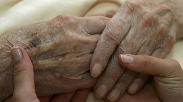 Ngày bố mẹ già đi, con hãy cố gắng kiên nhẫn và hiểu giùm bố mẹ - Ảnh: marshalbajaj.wordpress Ngày bố mẹ già đi, con hãy cố gắng kiên nhẫn và hiểu giùm bố mẹ - Ảnh: marshalbajaj.wordpress