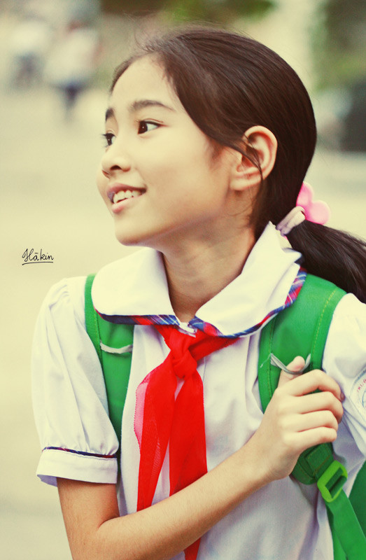 "Từ khi em sinh ra đời, em đã là cô bé xinh đẹp nhất chị từng nhìn thấy…Cho tới khi em ngước lên, em đã bắt đầu đi học.