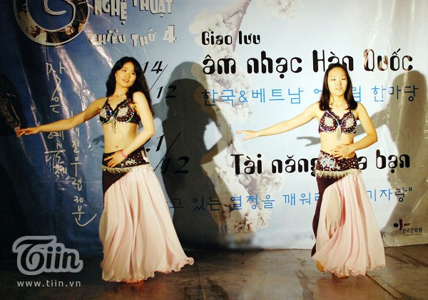 Từ múa bụng, nhảy Kpop đến hip hop, các động tác vũ đạo của teen Hàn đều rất thuần thục và chuyên nghiệp. Từ múa bụng, nhảy Kpop đến hip hop, các động tác vũ đạo của teen Hàn đều rất thuần thục và chuyên nghiệp.