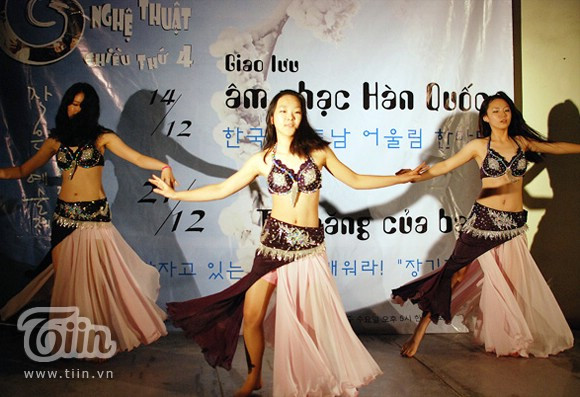Trong một chương trình giao lưu văn hóa Hàn Quốc và Việt Nam tại Trung tâm Văn hóa Hàn Quốc chiều qua, các bạn học sinh Hàn Quốc đã mang đến những tiết mục đầy đam mê và bốc lửa. Trong một chương trình giao lưu văn hóa Hàn Quốc và Việt Nam tại Trung tâm Văn hóa Hàn Quốc chiều qua, các bạn học sinh Hàn Quốc đã mang đến những tiết mục đầy đam mê và bốc lửa.