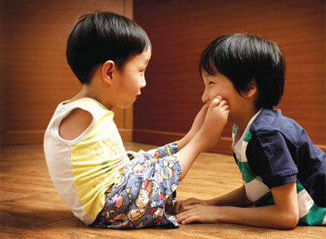 Không có tay, Tae-ho tự chăm sóc bản thân bằng... chân. Ảnh: Hellokpop. Không có tay, Tae-ho tự chăm sóc bản thân bằng... chân. Ảnh: Hellokpop.