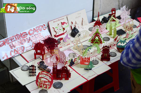 Rồi đến mùa Giáng sinh lại xuất hiện rất nhiều loại thiệp khác nhau như chiếc xe kéo và con tuần lộc của ông già Noel, cây thông, quả chuông... rất thích hợp để làm quà tặng.