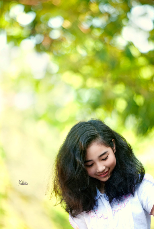 Và cả khi mái tóc xù bông to che cả mặt, em vẫn quá đẹp, nhất là khi được nêm cùng với nụ cười đáng yêu thế này...