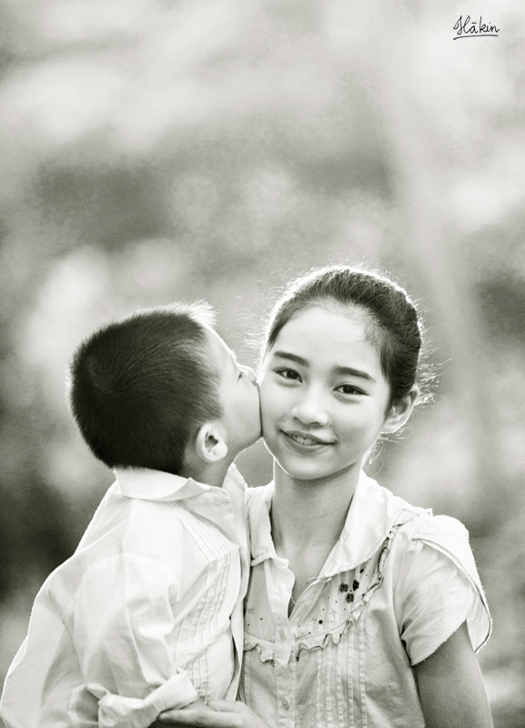 Khi em thành cô chị nhỏ, búi mái tóc cao...