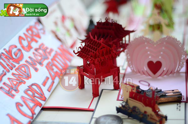 Dọc trên đường Đồng Khởi (TH. HCM) mọc lên rất nhiều hàng ven đường bán loại thiệp lạ lạ này cho khách du lịch với đủ hình dạng, nào là giỏ hoa, cây dừa, người phụ nữ với gánh hàng, chùa Một Cột, tháp Eiffel...