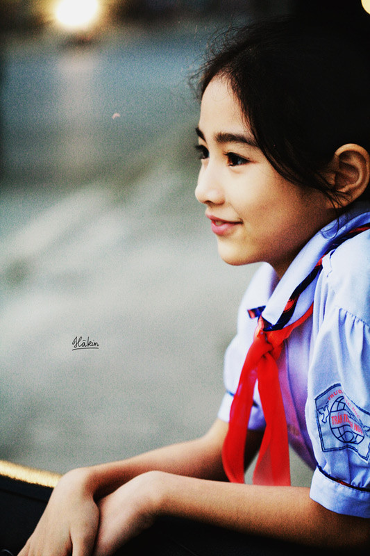 Em đẹp khi em nhìn nghiêng...