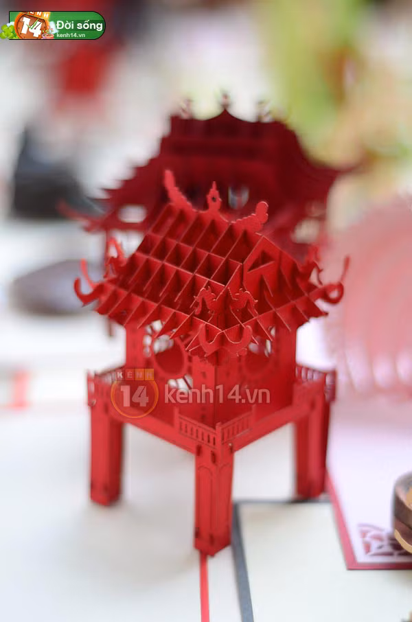 Ngoài góc đường Đồng Khởi ra, thì ven con đường cạnh nhà thờ Đức Bà cũng có một khu chuyên bán thiệp