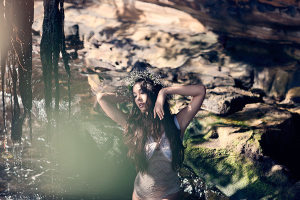 Hương Thùy có bố là người Pháp, mẹ là người Việt, cô bạn có thể nói thông thạo 5 thứ tiếng: Việt, Pháp, Anh, Italy và Trung Quốc. Hương Thùy có bố là người Pháp, mẹ là người Việt, cô bạn có thể nói thông thạo 5 thứ tiếng: Việt, Pháp, Anh, Italy và Trung Quốc.