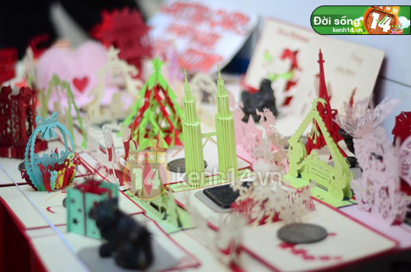 Còn các mẫu thiệp cầu kì như kiến trúc, danh lam thắng cảnh thì chúng sẽ được khắc laze để đảm bảo độ chính xác và tỉ lệ của vật được dựng lên.