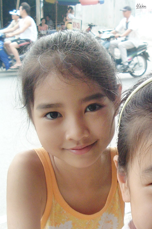 Hà Kin - blogger từng gây đảo điên cộng đồng mạng trong với cuốn Chuyện tình New York vừa mới đăng trên blog mình 1 Entry ảnh với lời đề: "Người xinh đẹp nhất mà tôi từng gặp..." Nhà văn trẻ viết rằng đây chính là em gái của cô.