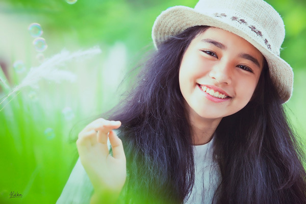 Em là một cô bé con xinh ơi là xinh, yêu ơi là yêu, bởi vì em có đôi mắt đẹp, có nụ cười đẹp, có cái mũi xinh, có mái tóc xù bông đáng yêu, và vì...… em gái tớ là một cô bé rất ngoan, các bạn ạ!