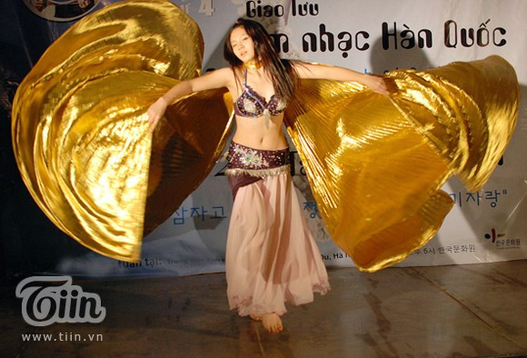 Màn múa bụng được dàn dựng công phu từ phần biểu diễn tập thể đến phần solo đều ấn tượng Màn múa bụng được dàn dựng công phu từ phần biểu diễn tập thể đến phần solo đều ấn tượng