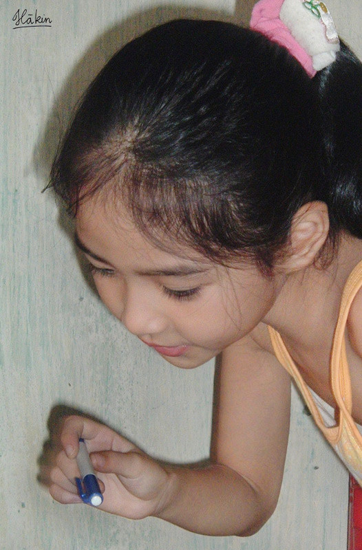 Ngay lập tức, Entry gây sốt với cộng đồng mạng vốn đã chán ngáy kiểu "chụp ảnh trợn mắt, chu môi" và "các em hot girl đỏng đảnh, em nào nhìn cũng giống nhau".