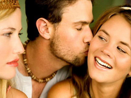 Tôi không hiểu sao cô ấy lại đối xử với tôi như vậy, coi tôi như kẻ bù nhìn mà qua mặt tôi... (Ảnh minh họa)