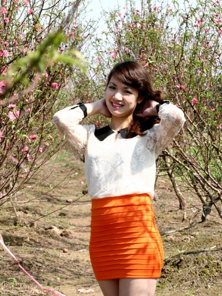 Tạo dáng bên những luống đào trổ hoa Tạo dáng bên những luống đào trổ hoa