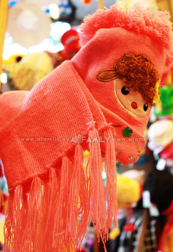 Loại mũ len dính liền cả khăn quàng có thể giữ ấm được cho cả đầu và cổ mà không sợ bé tháo ra hay làm rơi có giá khoảng 150.000 đồng Loại mũ len dính liền cả khăn quàng có thể giữ ấm được cho cả đầu và cổ mà không sợ bé tháo ra hay làm rơi có giá khoảng 150.000 đồng