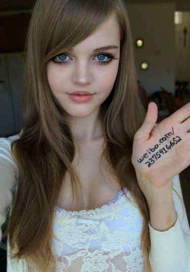 Búp bê Babie là hiện tượng của Thế kỷ 20, do Ruth Handler sáng tạo và đã được bán ở hơn 150 quốc gia. Rất nhiều cô bé mơ ước có được thân hình, khuôn mặt và tất cả mọi thứ khác của cô búp bê xinh đẹp này.