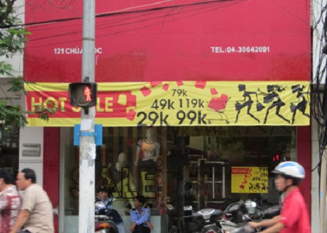 Đã qua rồi thời “vàng son” của các cửa hàng thời trang, chỉ cần treo biển giảm giá 5-10% khách hàng kéo đến ầm ầm. Thời bão giá, các phố chuyên bán đồ thời trang như: Chùa Bộc, Phạm Ngọc Thạch, Tây Sơn, Cầu Giấy, Bạch Mai... nơi nào cũng treo biển giảm giá mà vẫn đìu hiu.