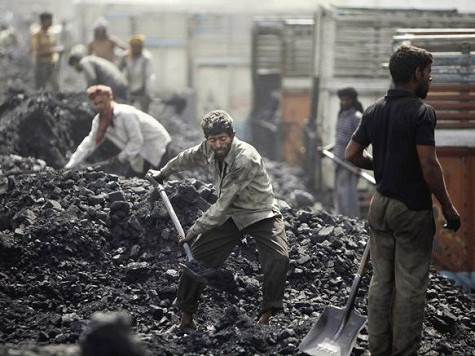 Đó là khi 142 mỏ than đã được bán cho nhiều công ty tư nhân và nhà nước với mức giá rất nhỏ mà không thông qua việc đấu thầu. Thông tin từ Thể thao và Văn hóa cho biết, có nguồn than dồi dào nhưng Ấn Độ hiện đang thiếu hụt khá nhiều than để đáp ứng cho ngành năng lượng. Tháng trước, hơn 600 triệu người ở đất nước này đã không có điện trong nhiều giờ, sau khi mạng lưới điện quá tải, đẩy miền Bắc, Đông và Đông Bắc Ấn Độ vào bóng tối. Thiếu nguồn cung than đá, các công ty điện Ấn Độ giờ phải tìm nguồn nhập than từ Ấn Độ và Australia. Hậu quả là chính phủ đã thiệt hại mất 34 tỉ USD. Vụ bê bối than được đánh giá sánh ngang với lần Ấn Độ thiệt hại hàng chục tỉ USD tiền bán giấy phép dịch vụ 2G hồi năm 2008