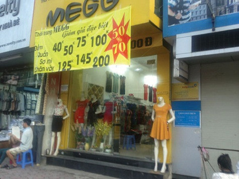 Trưng biển giảm giá 30-50%, khuyến mãi “khủng” đã không còn hấp dẫn, nhiều cửa hàng thời trang ở Hà Nội nghĩ ra chiêu bán giá rẻ giật mình chỉ với 20.000 đồng - 29.000 đồng, 40.000 đồng... Khảo sát của PV báo Thanh niên.
