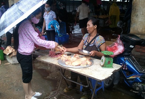 Rau xanh đội giá do tiểu thương nghỉ nhiều tuy nhiên giá thực phẩm sống như thịt lợn, thịt gà vẫn giữ mức giá cũ. Thịt lợn mông giữ nguyên giá 70.000 đồng, nạc vai 90.000 đồng mỗi kg. Tôm nuôi có giá 100.000 đến 150.000 đồng một cân, tôm đồng ngon giá từ 180.000 đến 200.000 đồng. Cá rô phi giá từ 45.000 đến 60.000 đồng...