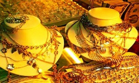 Giá vàng bật tăng gần 1% trong phiên thứ Năm sau ý kiến của Thủ tướng Đức Merkel và dữ liệu sản xuất nhà máy và nhà ở của Mỹ. Sáng nay 17/8, giá vàng giao dịch ở mức 1.616 USD/ounce. Giá vàng trong nước tính đến cuối ngày hôm qua giao dịch quanh mức 42,33 - 42,4 triệu đồng/lượng. Vàng SJC tại thị trường Hà Nội, mua vào - bán ra ở mức 42,33 - 42,39 triệu đồng/lượng. Tại thị trường Tp.HCM, vàng SJC có giá 42,33 - 42,38 triệu đồng/lượng. (Theo Vnmedia)