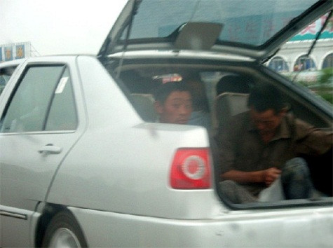 Chery Fengyun là mẫu xe gia đình cỡ nhỏ với số ghế cho 4 người lớn và một trẻ nhỏ. Nhưng chiếc xe chạy trên một con phố ở Thượng Hải (Trung Quốc) đã biến thành xe 7 chỗ với kiểu bố trí đặc biệt. Ảnh: Carnewschina. Chery Fengyun là mẫu xe gia đình cỡ nhỏ với số ghế cho 4 người lớn và một trẻ nhỏ. Nhưng chiếc xe chạy trên một con phố ở Thượng Hải (Trung Quốc) đã biến thành xe 7 chỗ với kiểu bố trí đặc biệt. Ảnh: Carnewschina.