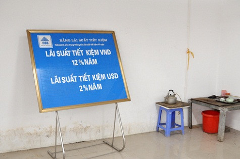 Bảng niêm yết lãi suất tiết kiệm của Habubank được mang đi cất trong nhà xe.