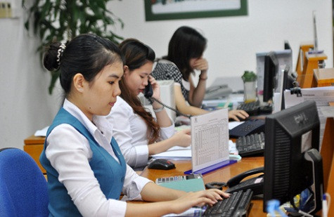 Đồng phục màu xanh - trắng của các nhân viên Habubank sẽ được thay thế bằng màu đen - trắng của SHB.