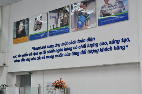 Tấm biển ghi lại sứ mệnh phục vụ của Habubank trong cả chặng đường dài.