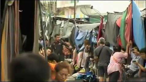 Mỗi lần tàu đi qua, cảnh sát phải thổi còi để dẹp đám đông.