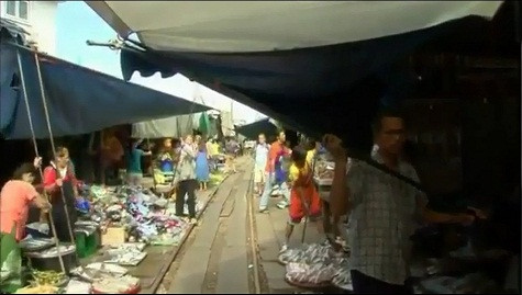 Chỉ có 3 phút để những người buôn bán ở đây thu gọn hàng để tàu đi qua.