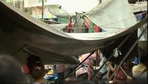 Phần lớn khu chợ được bày biện tạm bợ với những tấm bạt dựng lên như thế này. Vì chỉ có 3 phút để thu dọn khi con tàu đi qua nên vì thế nó lại càng tiện lợi.