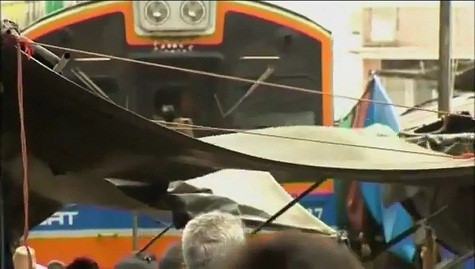 Ngay sau khi chuyến tàu đi qua, những chiếc bạt này lại được căng trở lại bình thường để buôn bán. Điều đáng ngạc nhiên hơn nữa khi quan chức địa phương cho biết "không xảy ra tai nạn nào đáng kể" từ khi "phiên chợ tàu hỏa" này được hình thành.