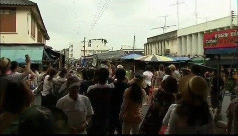 Hình ảnh vô cùng nguy hiểm này đã khiến khách du lịch đến đây vô cùng bất ngờ và sửng sốt. Họ đều dùng máy ảnh cá nhân, điện thoại để ghi lại hình ảnh lạnh người này. Nhiều khách du lịch bày tỏ sự ngạc nhiên vì đường tàu khá cũ và thậm chí còn là chợ mà vẫn có tàu đi qua thậm chí là nhiều lần trong một ngày.