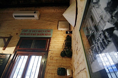 "Ở đây tai vách mạch rừng, những điều bí mật xin đừng nói ra" là câu nói mà mọi người vẫn hay rỉ tai nhau lúc xếp hàng mua tem phiếu. "Ở đây tai vách mạch rừng, những điều bí mật xin đừng nói ra" là câu nói mà mọi người vẫn hay rỉ tai nhau lúc xếp hàng mua tem phiếu.