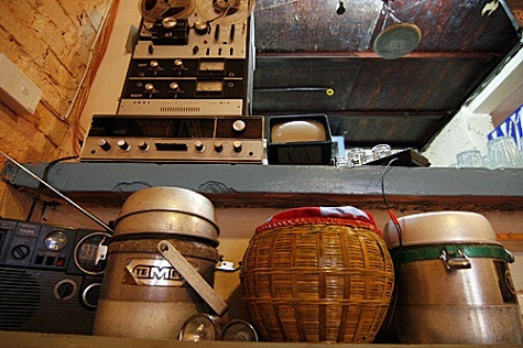 Rất nhiều trong số kỷ vật có mặt tại cửa hàng do người thân, bạn bè tặng. Rất nhiều trong số kỷ vật có mặt tại cửa hàng do người thân, bạn bè tặng.