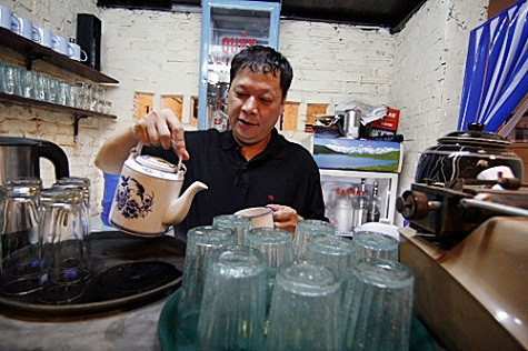 Cửa hàng mang tên "cửa hàng ăn uống mậu dịch số 37" do anh Minh thành lập. Từng trải qua thời kỳ bao cấp, anh hiểu hơn ai hết nỗi khó khăn của nhiều người từng trải qua. Cửa hàng mang tên "cửa hàng ăn uống mậu dịch số 37" do anh Minh thành lập. Từng trải qua thời kỳ bao cấp, anh hiểu hơn ai hết nỗi khó khăn của nhiều người từng trải qua.