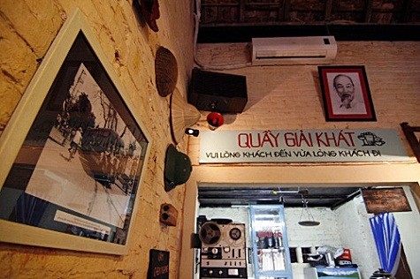 Cất công sưu tầm kỷ vật cách dây 40 năm, anh Minh phải lặn lội nhiều nơi, thông qua nhiều mối quan hệ để tìm gặp những người đã từng sống trong thời kỳ bao cấp với hy vọng họ còn lưu giữ những vật dụng "cổ lỗ sĩ" thời kỳ đó. Cất công sưu tầm kỷ vật cách dây 40 năm, anh Minh phải lặn lội nhiều nơi, thông qua nhiều mối quan hệ để tìm gặp những người đã từng sống trong thời kỳ bao cấp với hy vọng họ còn lưu giữ những vật dụng "cổ lỗ sĩ" thời kỳ đó.