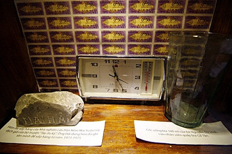 Đài, cốc uống bia và một hòn đá ghi tên Mai Hải có từ thời kỳ bao cấp. Người họa sĩ tên Mai Hải này đã phải khắc tên mình lên đá để đợi mua hàng. Đài, cốc uống bia và một hòn đá ghi tên Mai Hải có từ thời kỳ bao cấp. Người họa sĩ tên Mai Hải này đã phải khắc tên mình lên đá để đợi mua hàng.