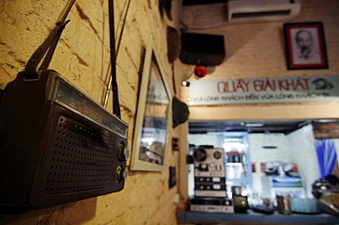 Đến đây, mọi người được nghe tiếng phát thanh từ chiếc đài FM cũ kỹ phát ra. Thật bình yên!. Đến đây, mọi người được nghe tiếng phát thanh từ chiếc đài FM cũ kỹ phát ra. Thật bình yên!.
