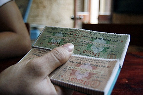 Các món ăn được "tổ phục vụ" chế biến và khách hàng mua thông qua tem phiếu như thời bao cấp với sự phục vụ của các "mậu dịch viên". Các món ăn được "tổ phục vụ" chế biến và khách hàng mua thông qua tem phiếu như thời bao cấp với sự phục vụ của các "mậu dịch viên".