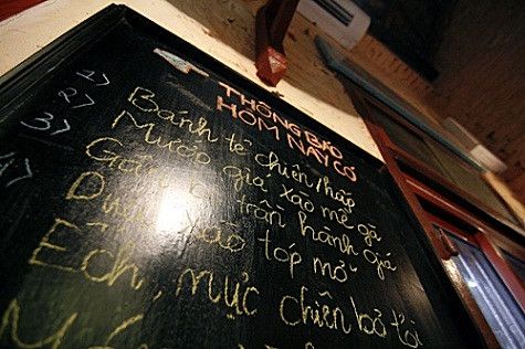 Không chỉ trưng bày các kỷ vật, quán còn phục vụ những món ăn của một thời khó khăn như cơm độn khoai, dưa xào tóp mỡ, cá diếc kho, bia hơi... Không chỉ trưng bày các kỷ vật, quán còn phục vụ những món ăn của một thời khó khăn như cơm độn khoai, dưa xào tóp mỡ, cá diếc kho, bia hơi...