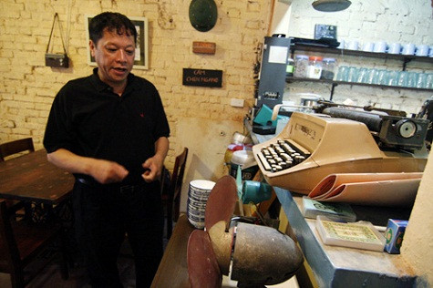 "Một không gian nhỏ như thế này nhưng tôi muốn cho thế hệ trẻ hiểu rõ hơn về những năm tháng mà ông bà, bố mẹ họ đã trải qua", anh Minh chia sẻ. "Một không gian nhỏ như thế này nhưng tôi muốn cho thế hệ trẻ hiểu rõ hơn về những năm tháng mà ông bà, bố mẹ họ đã trải qua", anh Minh chia sẻ.