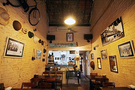 Một không gian "hấp dẫn" đối với nhiều người từng trải qua thời kỳ bao cấp, được tái hiện trong một con ngõ nhỏ ở Hà Nội. Đến đây nhiều người được ngắm nhìn những kỷ vật xưa và được cửa hàng phục vụ các món ăn dân dã. Một không gian "hấp dẫn" đối với nhiều người từng trải qua thời kỳ bao cấp, được tái hiện trong một con ngõ nhỏ ở Hà Nội. Đến đây nhiều người được ngắm nhìn những kỷ vật xưa và được cửa hàng phục vụ các món ăn dân dã.